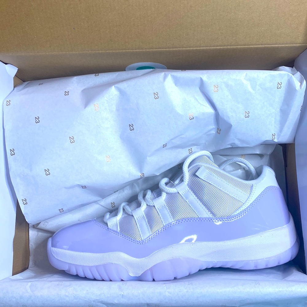 AJ 11 retro low wmns Pure Violet